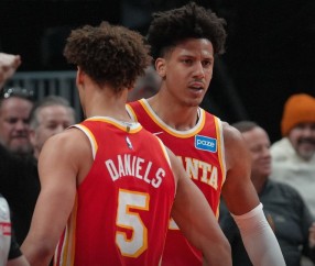 开云平台-鹰王23+10+12，双枪合砍50分状元郎打铁，老鹰大胜雄鹿豪取9连胜