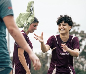 kaiyun-拒绝回国！伊朗女足2名逃离队员露面：露大腿脱头巾训练 笑容满面