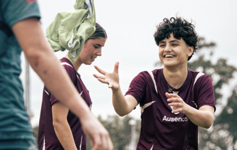 kaiyun-拒绝回国！伊朗女足2名逃离队员露面：露大腿脱头巾训练 笑容满面