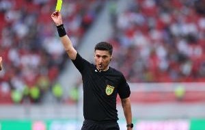 麦麦提江执法申花5胜2平5负，执法泰山3胜2平6负并有3张直红